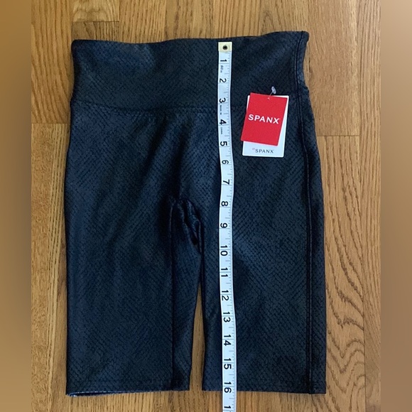 NWT SPANX Faux Leather Bike Shorts Black Metallic Snake Print Size XS - Picture 4 of 13